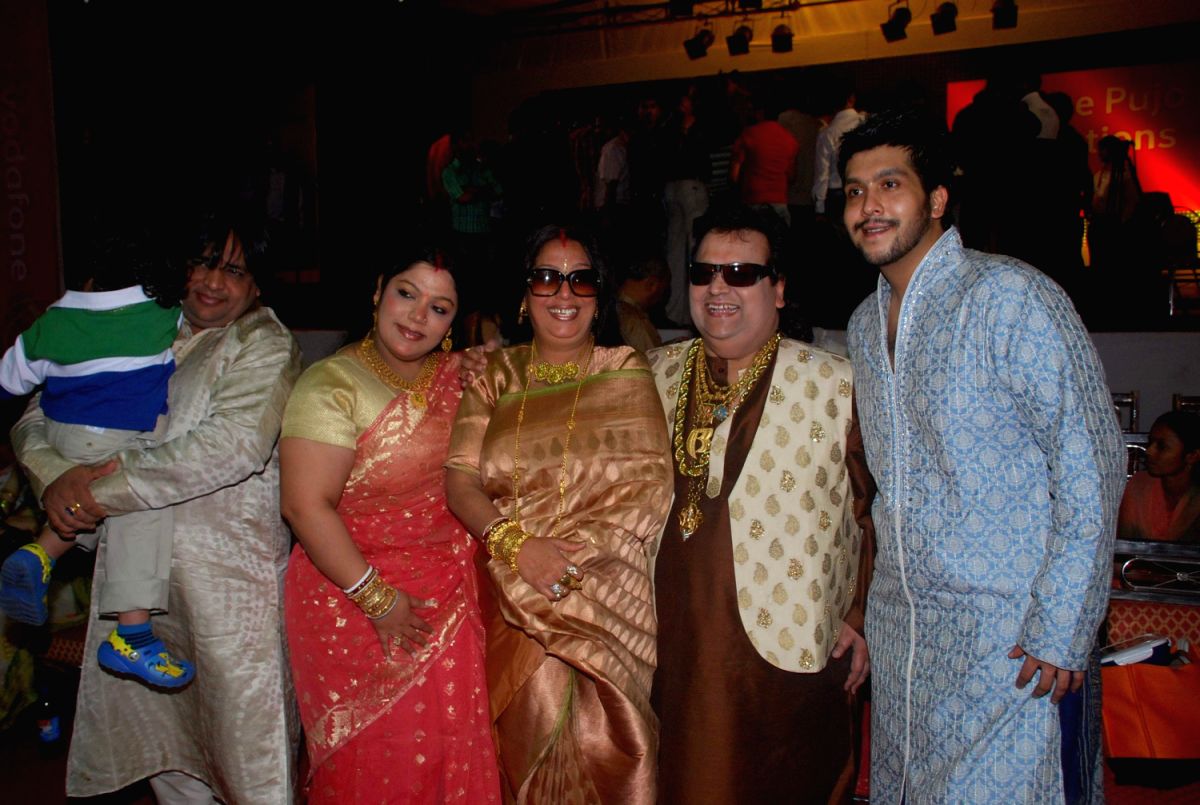 Oye, Bappi Lahiri with his family!